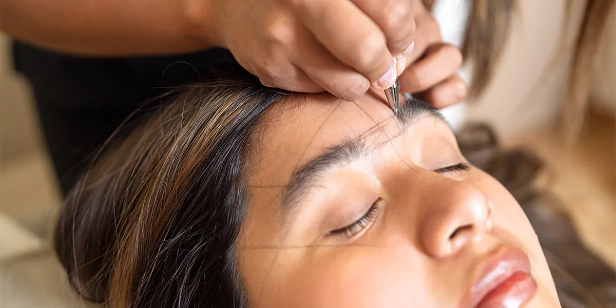 Eyebrow Threading vs Waxing: Which Is Better for Your Brows? 1 Eyebrow Threading